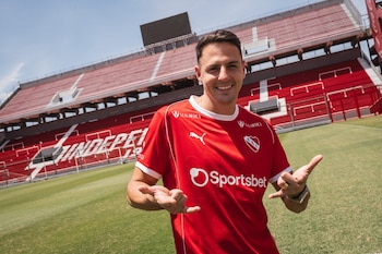Santiago Arias firmó contrato con