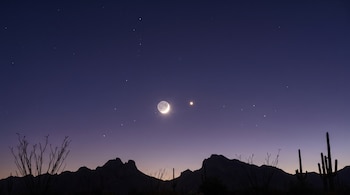La Luna y Saturno aparecen juntos en el cielo nocturno de México en la constelación de Piscis.