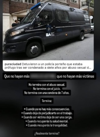 Furgón policial oscuro con luces azules estacionado en una calle urbana frente a un edificio de ladrillo y hormigón