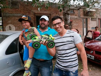 Maravilla Martínez con un autito