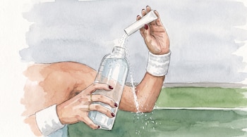 Ilustración en acuarela de dos manos con muñequeras vertiendo polvo blanco desde un sobre a una botella de agua.