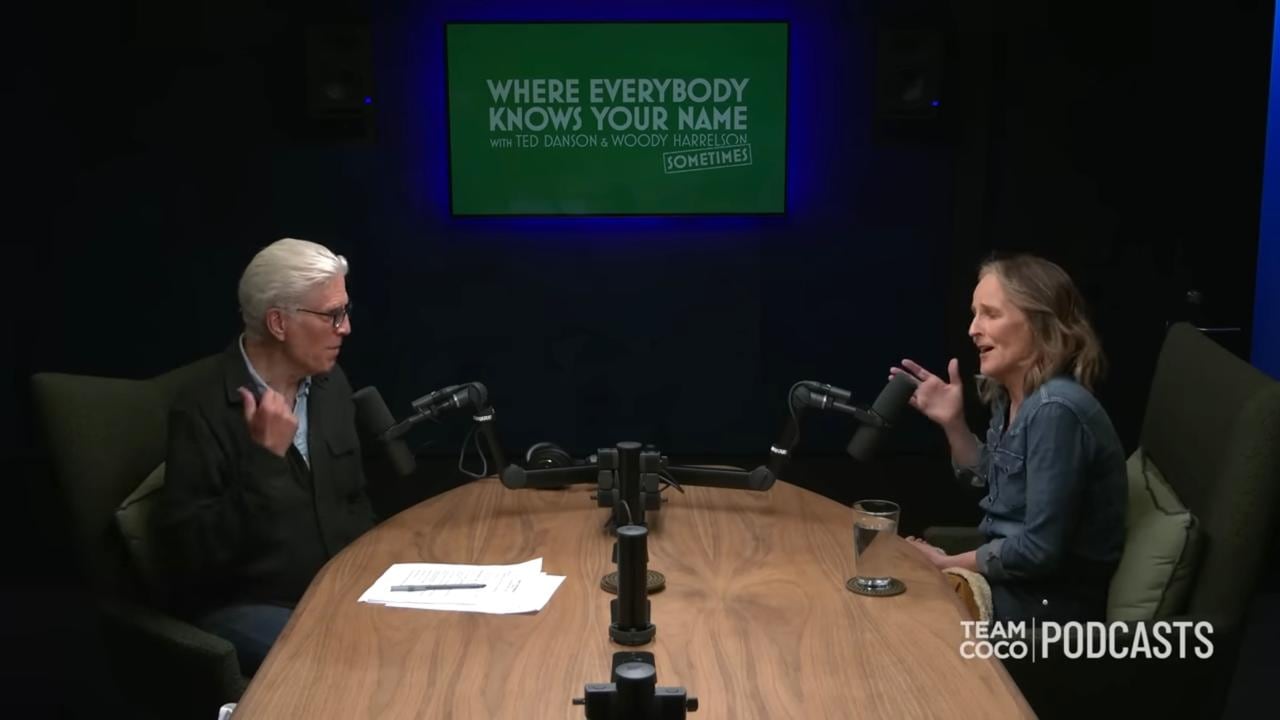 Durante la entrevista con Ted Danson, hablaron sobre los cambios en la industria y la libertad para alternar trabajos entre cine y televisión (Where Everybody Knows Your Name)