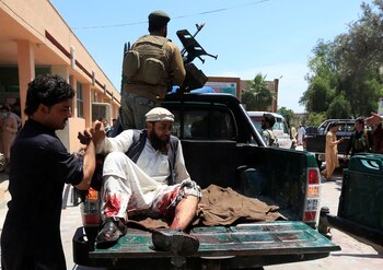 Un hombre herido en un