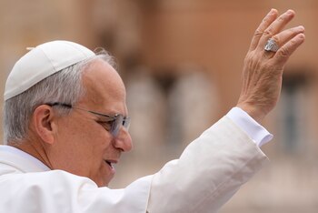 El papa León XIV saluda