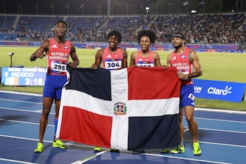 Marileidy Paulino (2-i), Christopher Melenciano (i), Anabel Medina (2-d) y Erick Sánchez de República Dominicana posan luego de ganar la final de relevos 4x400 m mixto este lunes, durante los XXV Juegos Centroamericanos y del Caribe Santo Domingo 2026, en Santo Domingo. (EFE/ Orlando Barría)