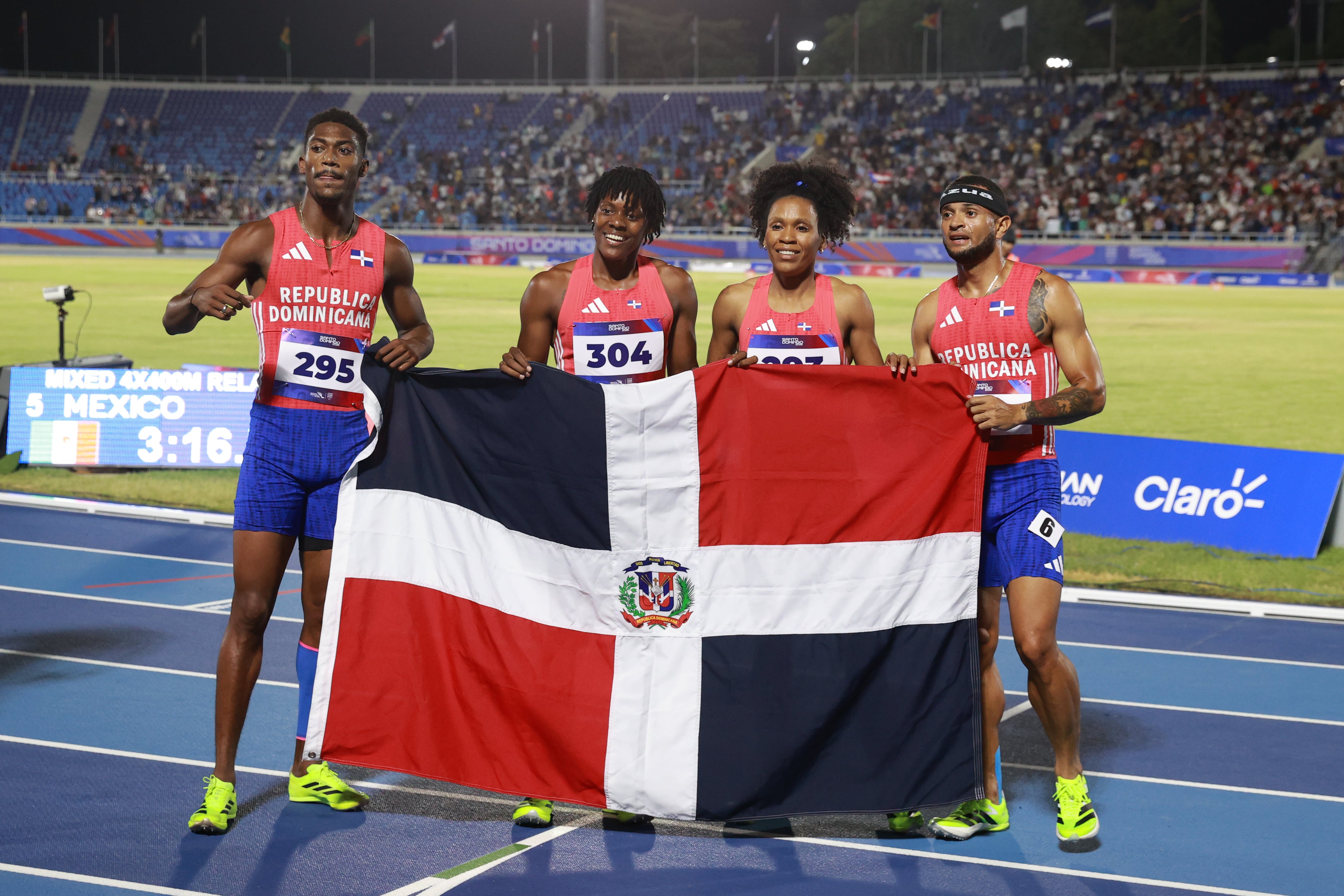 Marileidy Paulino (2-i), Christopher Melenciano (i), Anabel Medina (2-d) y Erick Sánchez de República Dominicana posan luego de ganar la final de relevos 4x400 m mixto este lunes, durante los XXV Juegos Centroamericanos y del Caribe Santo Domingo 2026, en Santo Domingo. (EFE/ Orlando Barría)