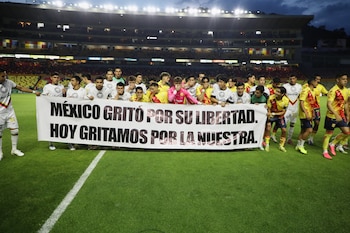 Jugadores de Atlético Morelia y Leones Negros sostienen una manta en la que se lee: "México gritó por su libertad. Hoy gritamos por la nuestra", previo al partido de fútbol de la segunda división, en Morelia, Michoacán, el sábado 19 de septiembre de 2026. (AP Foto/Armando Solis)