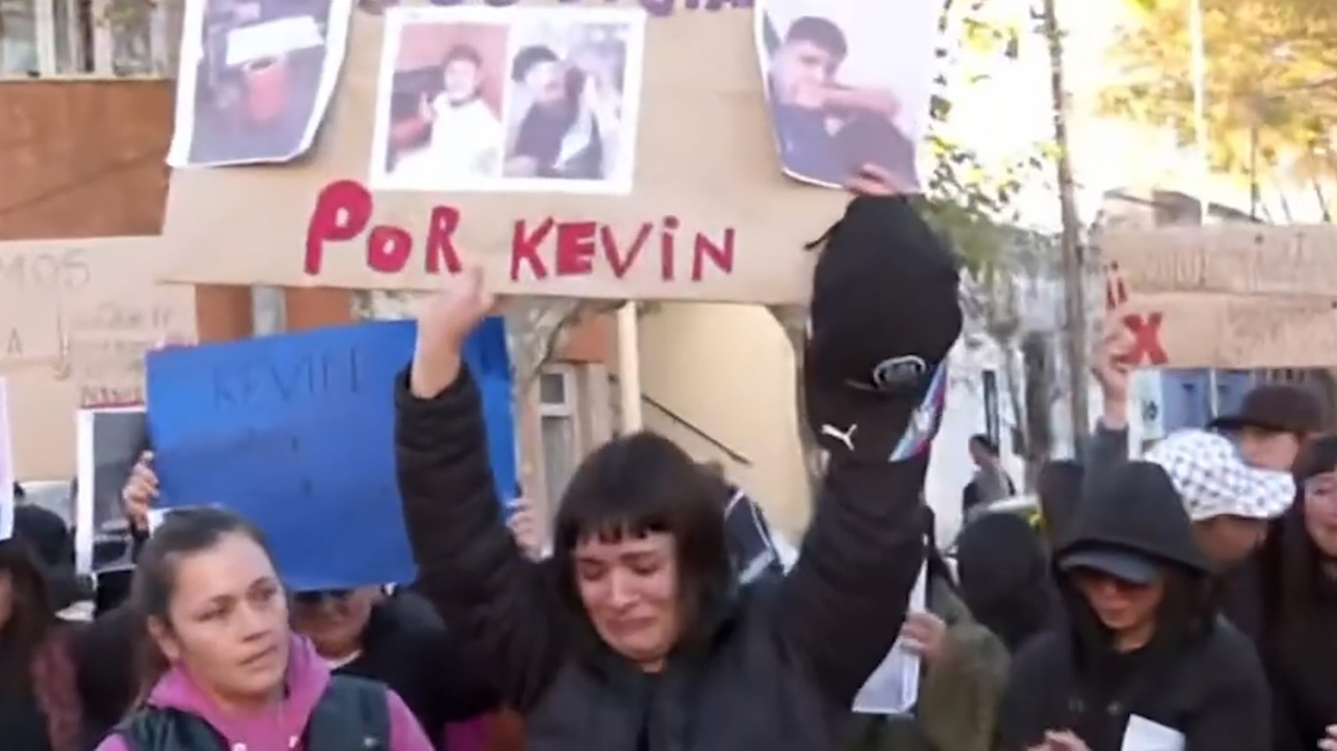 Tatiana, la hermana de Kevin, durante la marcha para pedir justicia (Captura de video)