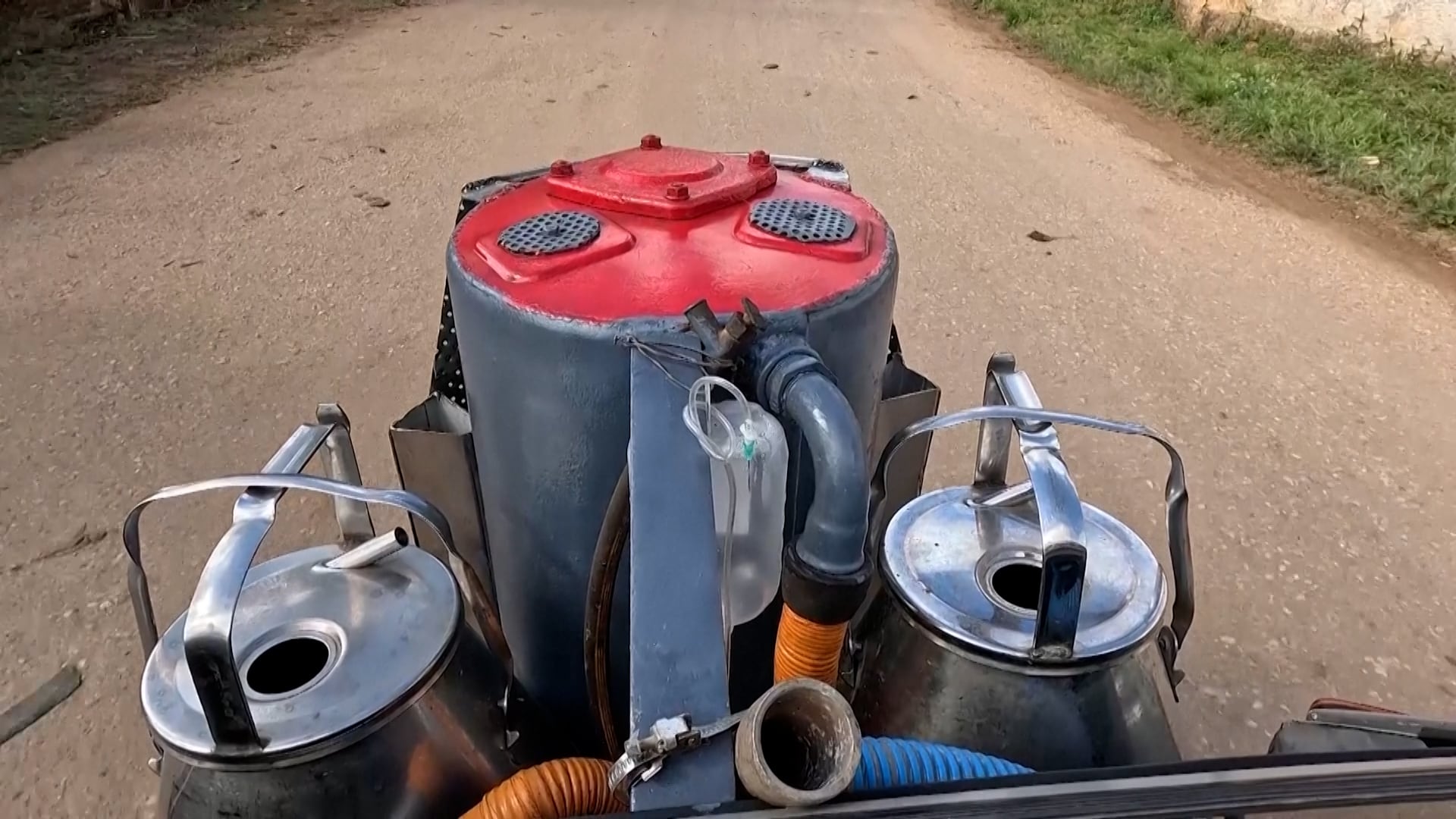 Un innovador sistema para quemar carbón vegetal y generar gas combustible está acoplado a un vehículo, una solución ingeniosa de los cubanos para superar la escasez de gasolina.