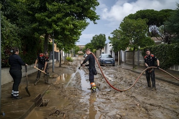 Vecinos limpian el barro acumulado en las calles y casas a causa de las lluvias torrenciales, a 4 de octubre de 2026, en Montornès del Vallès, Barcelona. (Europa Press)