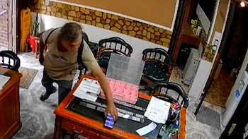 Insólito robo en una funeraria: entró a una sala velatoria y se llevó la placa identificatoria de un fallecido