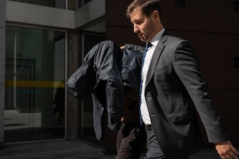 17/09/2026 El abogado Alejandro Álvarez-Buylla junto a uno de los jóvenes detenidos a la salida del juzgado esta tarde.
POLITICA
JUAN VEGA