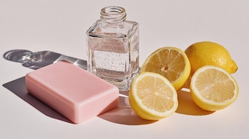 Agua oxigenada, jabón y limón como remedio casero de limpieza natural. - (Imagen Ilustrativa Infobae)