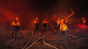 Tres incendios forestales obligan a evacuar zonas del sur de un estado de EEUU en medio de fuertes vientos
