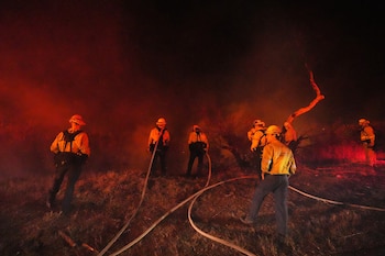 Tres incendios forestales movilizaron a los equipos de emergencia en el sur de California ante la amenaza de propagación por vientos intensos. (AP Foto/Jae C. Hong)