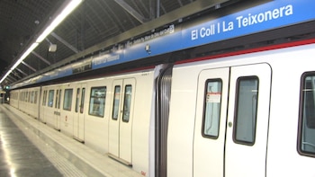 Trece detenidos en el metro de Barcelona tras atacar con un machete a dos jóvenes en El Coll-La Teixonera: uno huye, pero el otro permanece en estado grave
