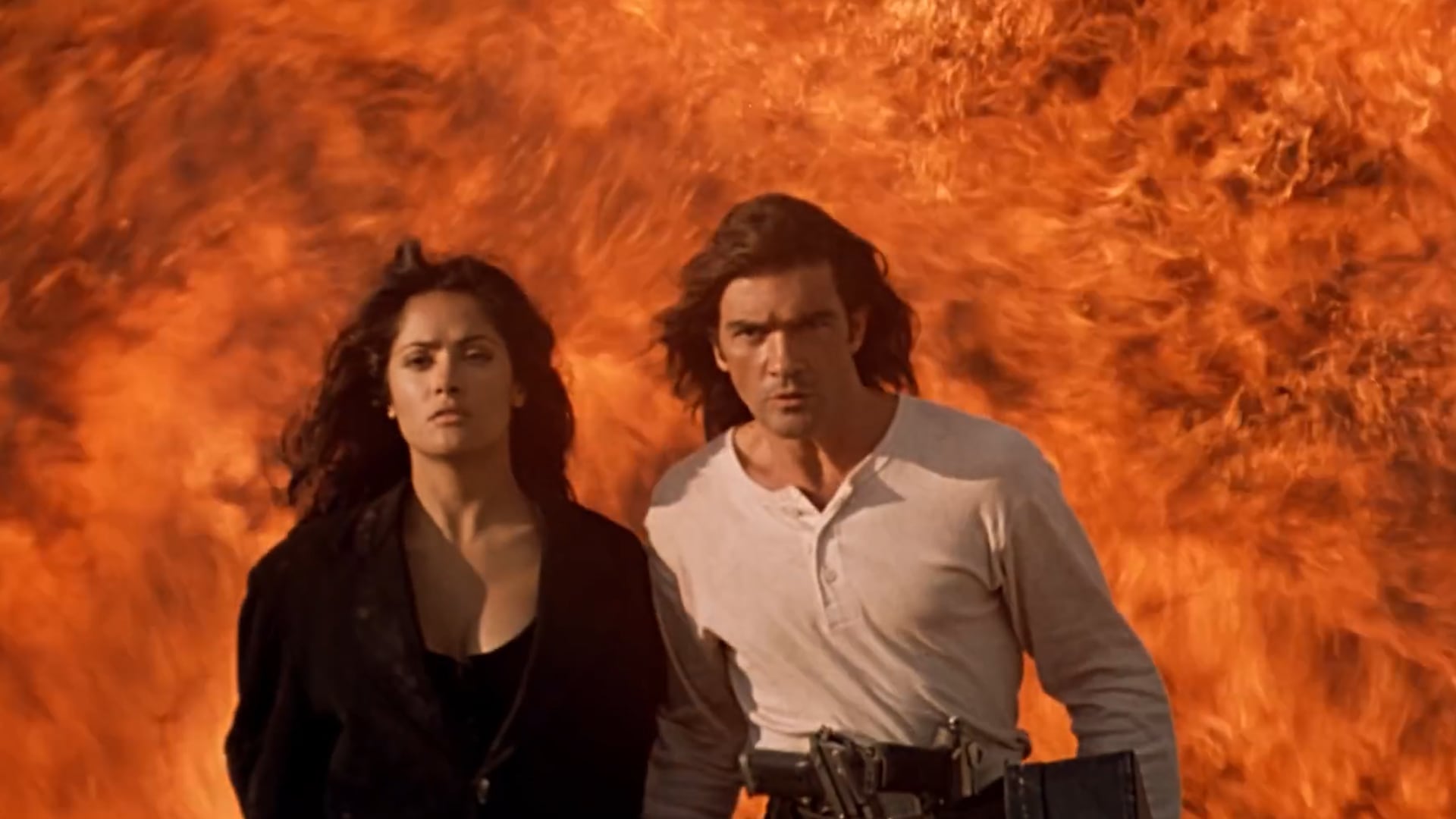 Hayek junto a Antonio Banderas (Foto: Sony Pictures Home Entertainment - captura de pantalla)