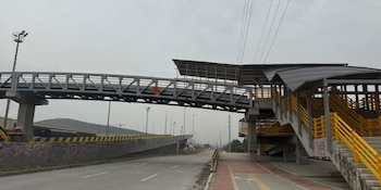 El nuevo puente peatonal El Vínculo permite cruzar la autopista Sur de manera segura y eficiente para miles de usuarios de Transmilenio en Soacha - crédito Gobernación de Cundinamarca