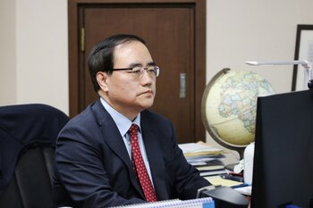 Kim Sung-han, a professor at