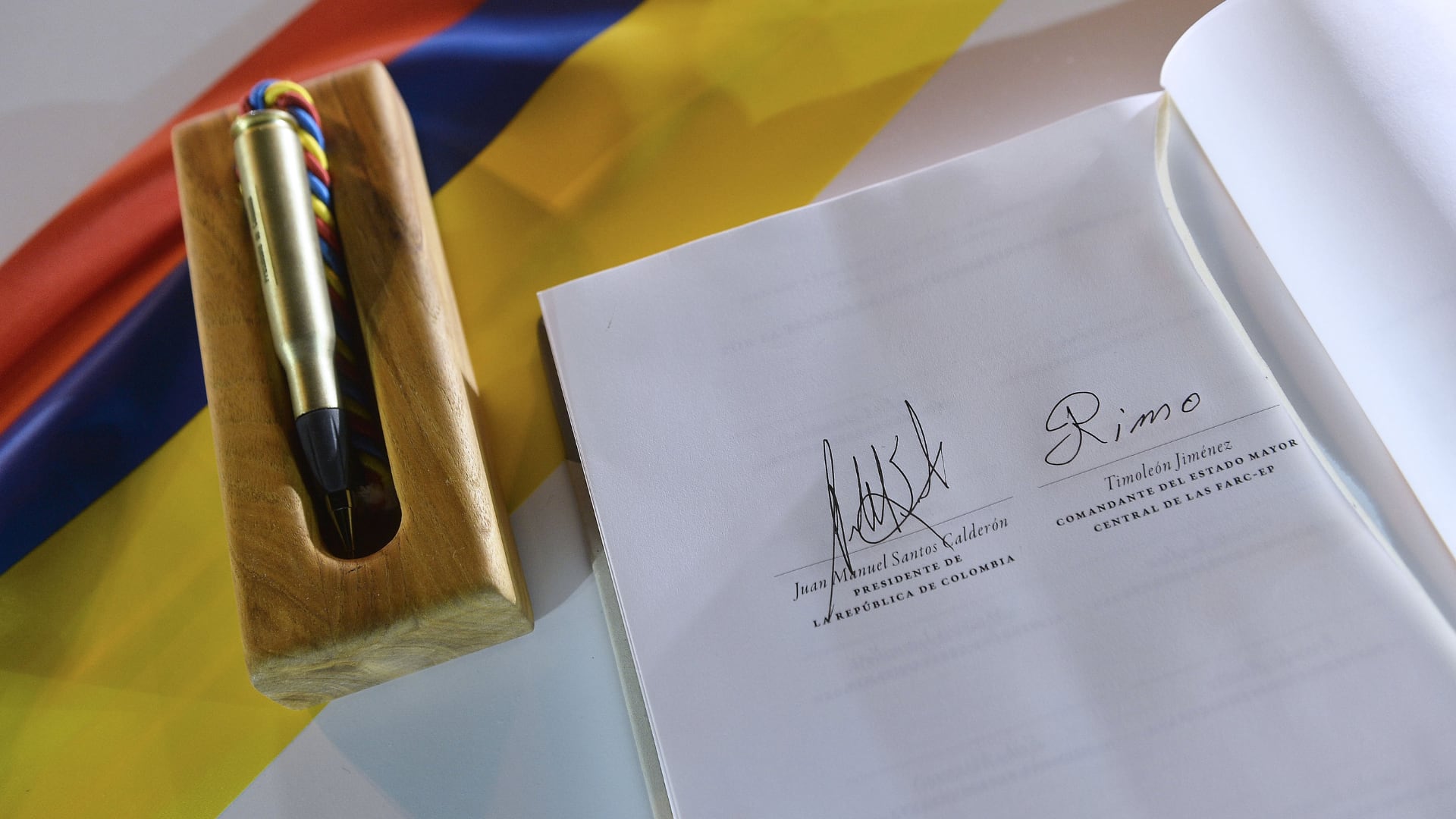La firma del Acuerdo de Paz se efectuó en Cartagena, con un bolígrafo derivado de un proyectil - crédito Biblioteca Abierta del Proceso de Paz