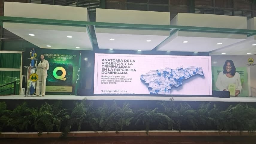 La titular del Ministerio Público expuso en La Vega cifras de casos recibidos en 2025 y pidió sumar a Estado, partidos, iglesias y cooperativas para enfrentar violencia, criminalidad y desigualdad mediante un acuerdo nacional (Foto cortesía senador Ramón Rogelio Genao)