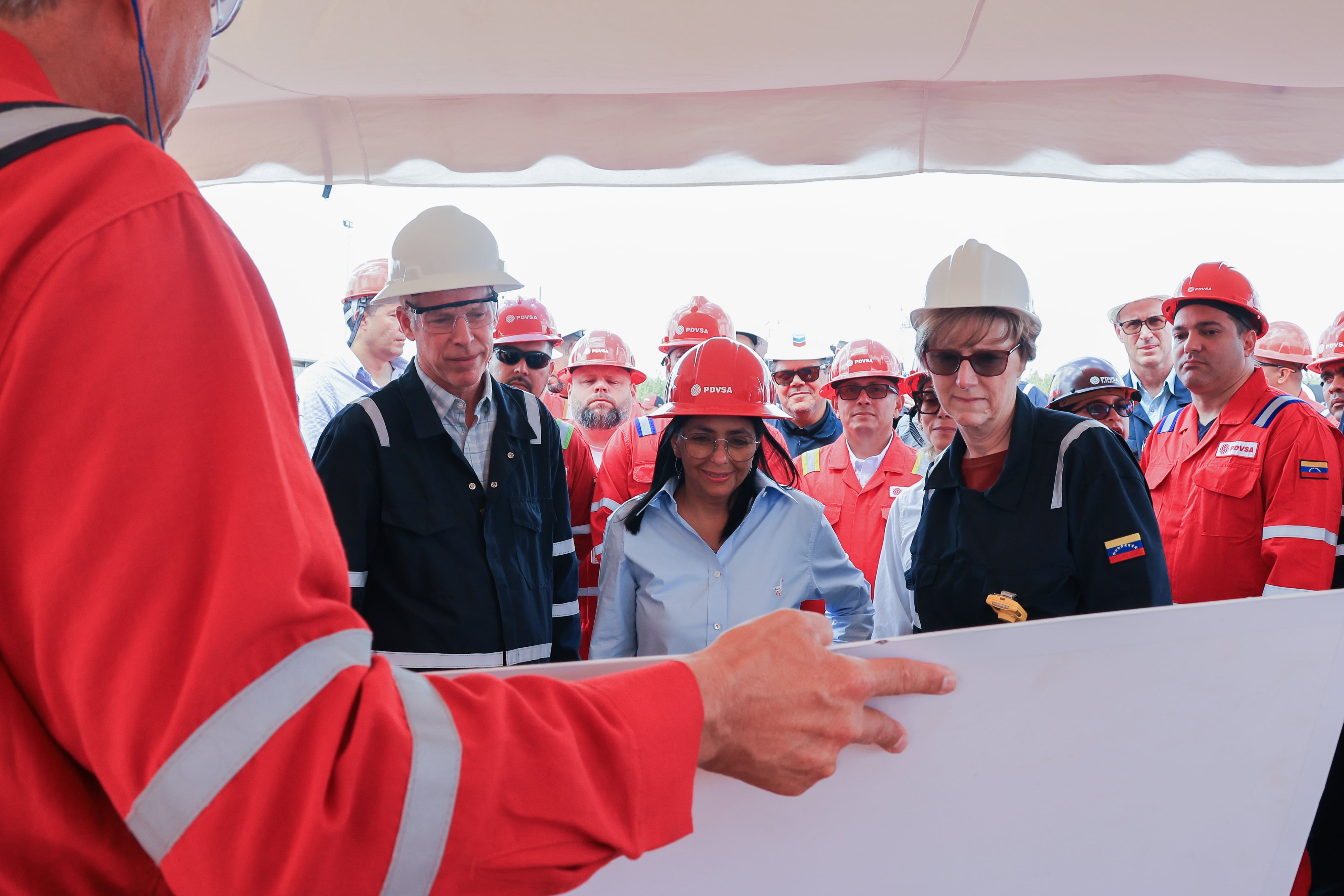 Los convenios en petróleo, gas y petroquímica contemplan la creación de 320.000 empleos directos e indirectos en un período de cuatro años. (EFE/ Palacio de Miraflores)