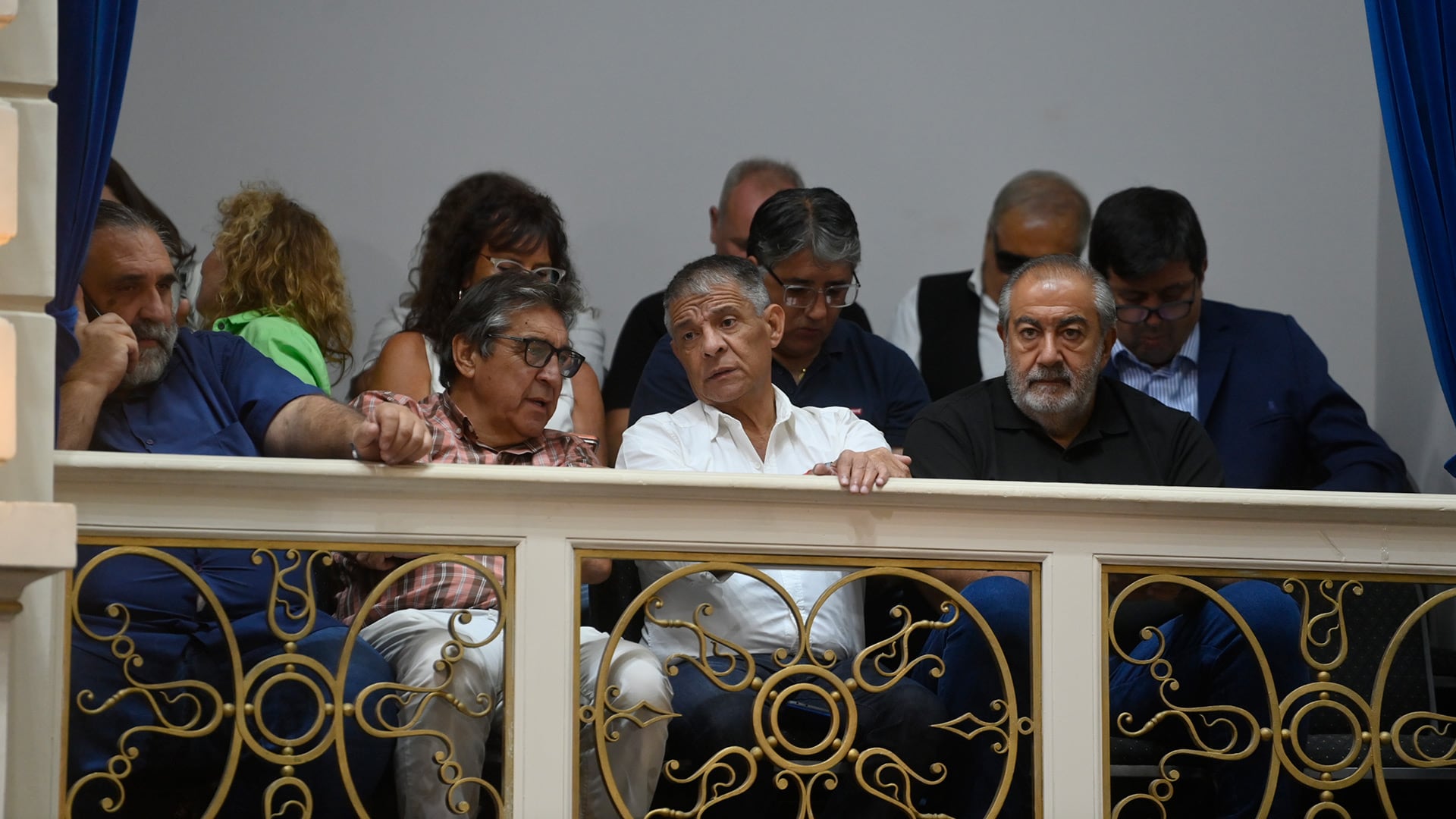 Roberto Baradel, dirigente sindical, observa atentamente desde un balcón durante la apertura de sesiones del gobernador Axel Kicillof.