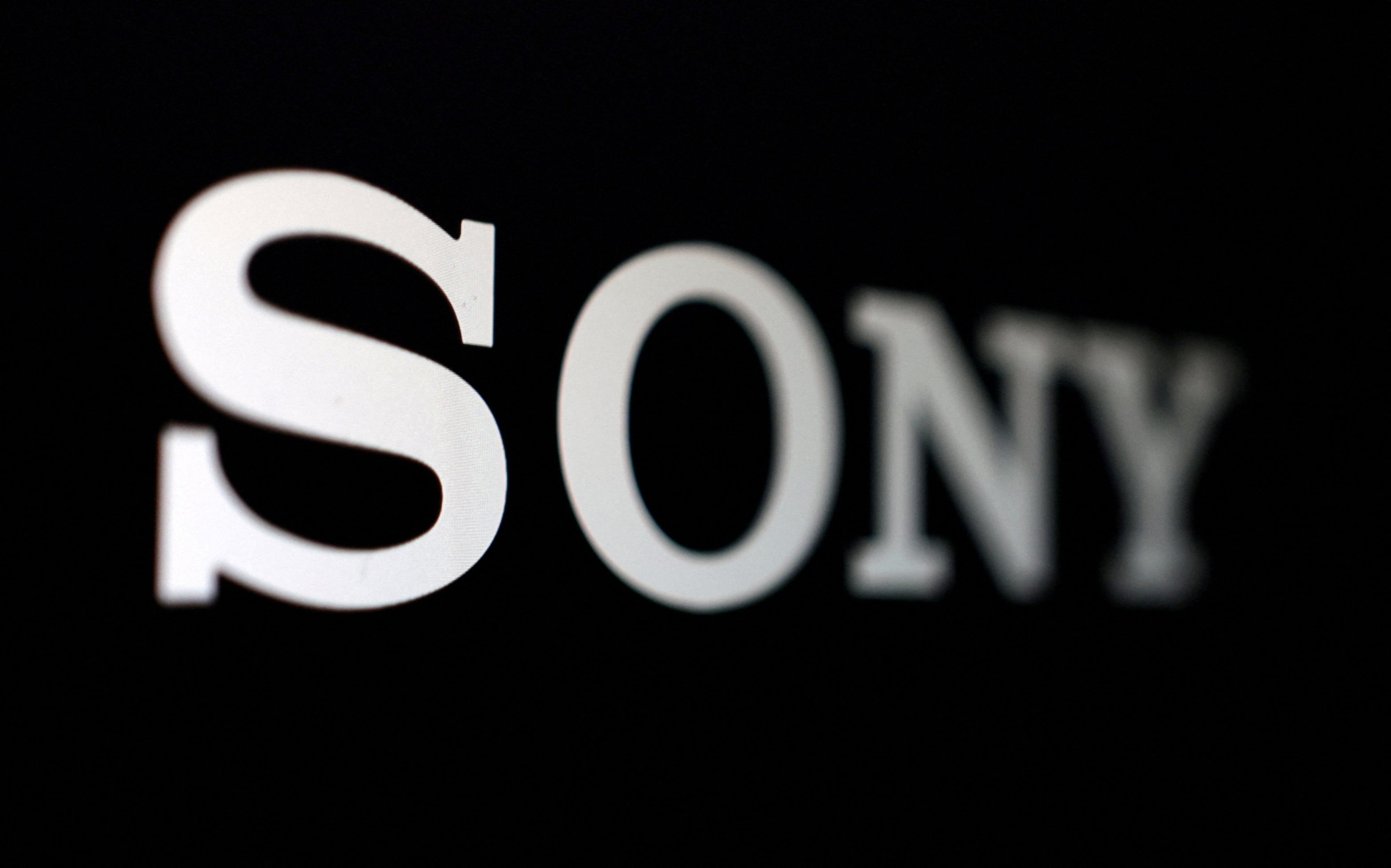 Sony busca eliminar las canciones creadas con IA que emplearon la voz de sus artistas. REUTERS/Dado Ruvic/Illustration/File Photo