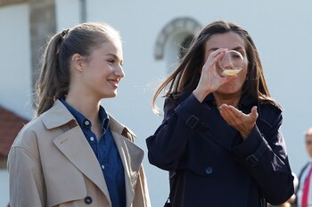 La reina Letizia bebiendo sidra