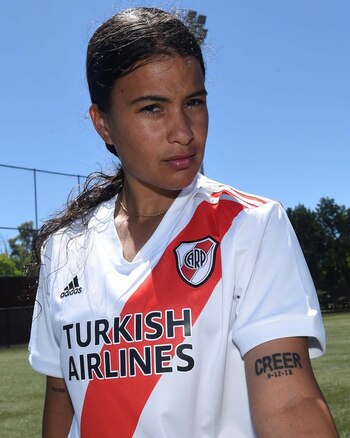 La delantera tiene tatuada la