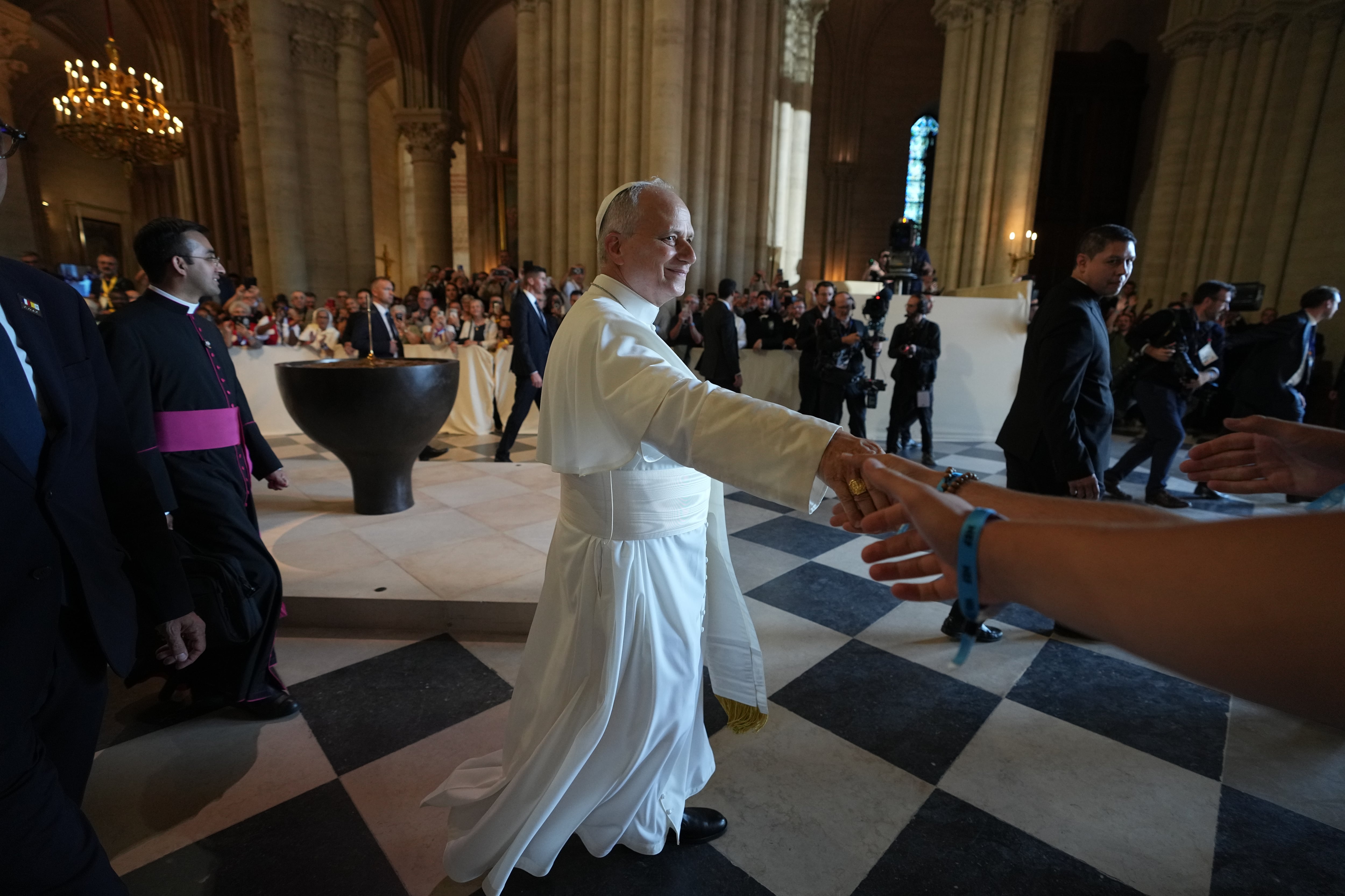 El Papa León XIV se da la mano después de la celebración de vísperas en la Catedral de Notre-Dame de París, el viernes 25 de septiembre de 2026. (Foto AP/Thibault Camus)