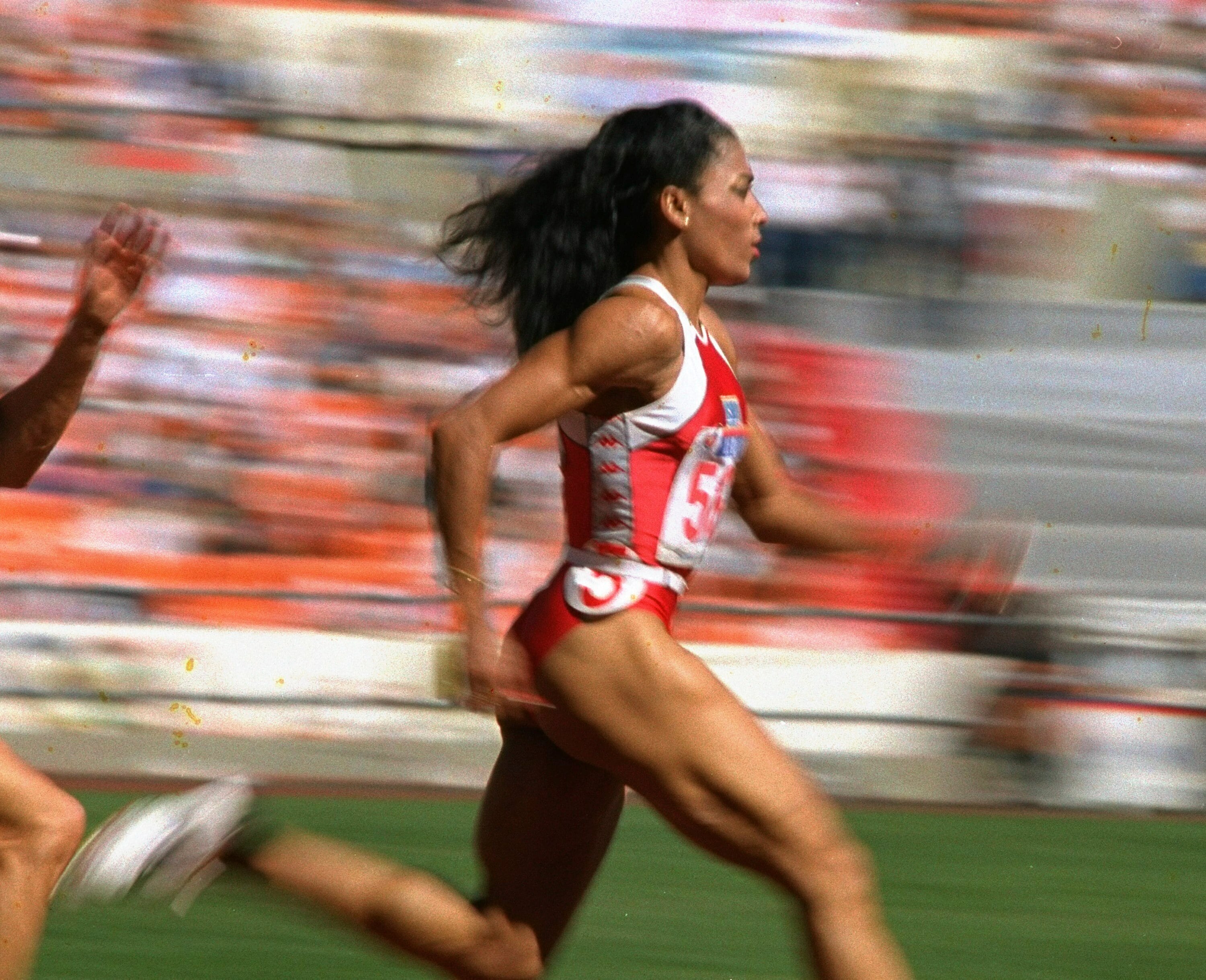 La velocista estadounidense Florence Griffith Joyner ostenta el récord mundial de los 200 metros planos femeninos desde 1988 (AP Foto/Lennox McLendon, Archivo)