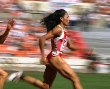 La velocista estadounidense Florence Griffith Joyner ostenta el récord mundial de los 200 metros planos femeninos desde 1988 (AP Foto/Lennox McLendon, Archivo)