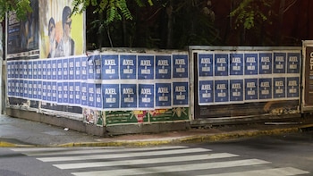 Carteles "Axel o Milei"