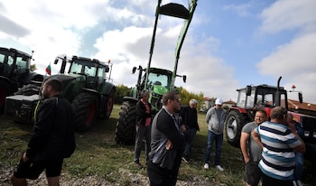 Granjeros búlgaros, de pie ante sus tractores durante la protesta celebrada en 2023 tras el levantamiento del veto al grano ucraniano (VASSIL DONEV, EFE)