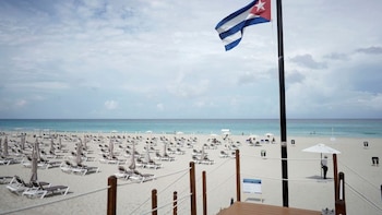 Un turista canadiense afirma que los apagones terminaron con los viajes baratos a Cuba