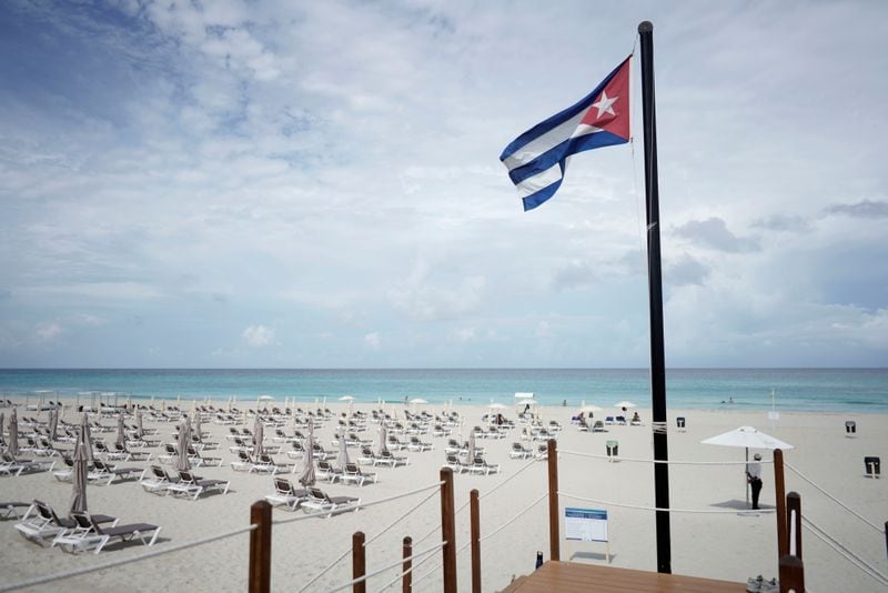 Una bandera cubana ondea en la playa de Varadero, uno de los principales destinos turísticos de la isla (REUTERS/Alexandre Meneghini/Archivo)