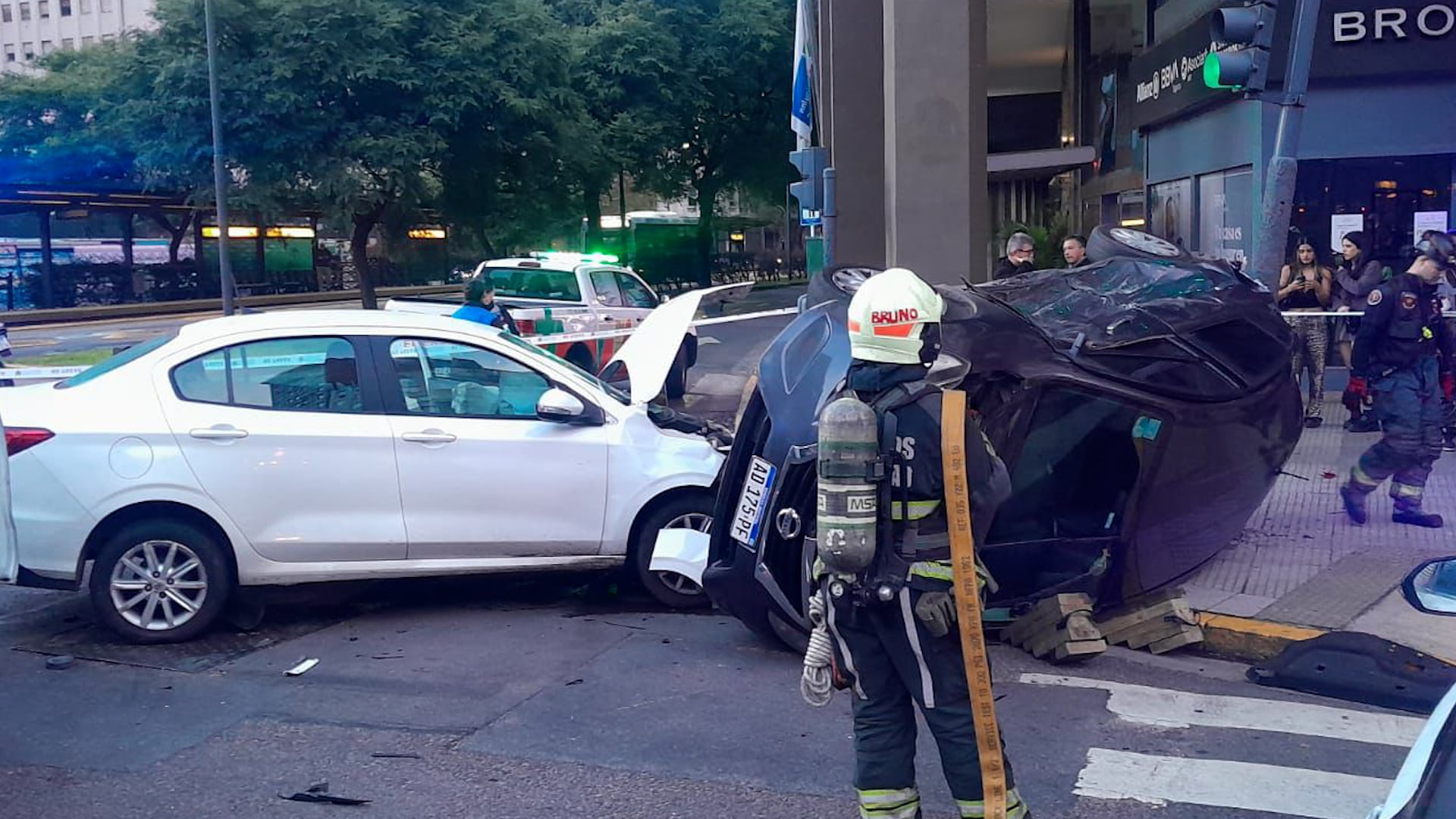 Un vehículo volcó y otro sufrió daños importantes tras un choque en Puerto Madero, donde equipos de emergencia trabajan en el lugar.