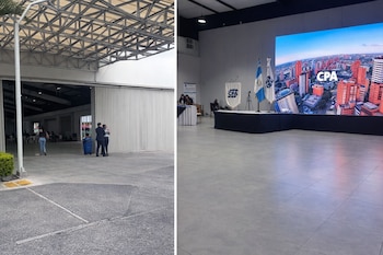 Entrada a un edificio con personas, un techo metálico, poste y un cubo azul. En la otra imagen, una sala con pantalla mostrando una ciudad y CPA, banderas, podio, mesa.