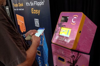 Un cajero para comprar criptomonedas. (EFE/Cristobal Herrera)