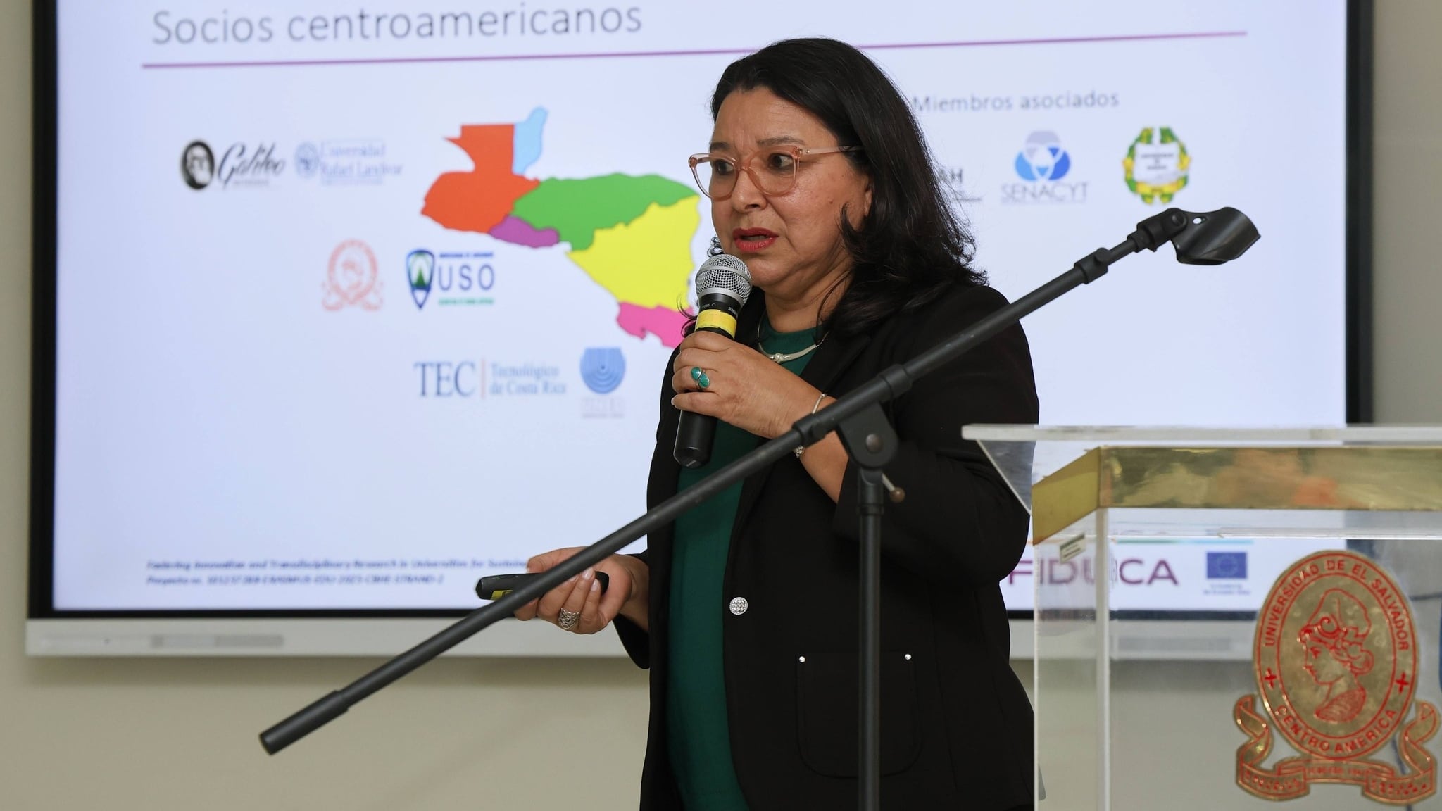 Nuevas metodologías, formación de formadores y vínculos con la tecnología marcan el desafío de recortar brechas. Talleres y aplicaciones prácticas prometen cambiar vidas en el territorio (Cortesía Universidad de El Salvador)