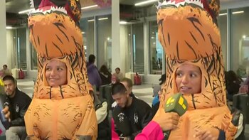 Joven se disfraza de dinosaurio