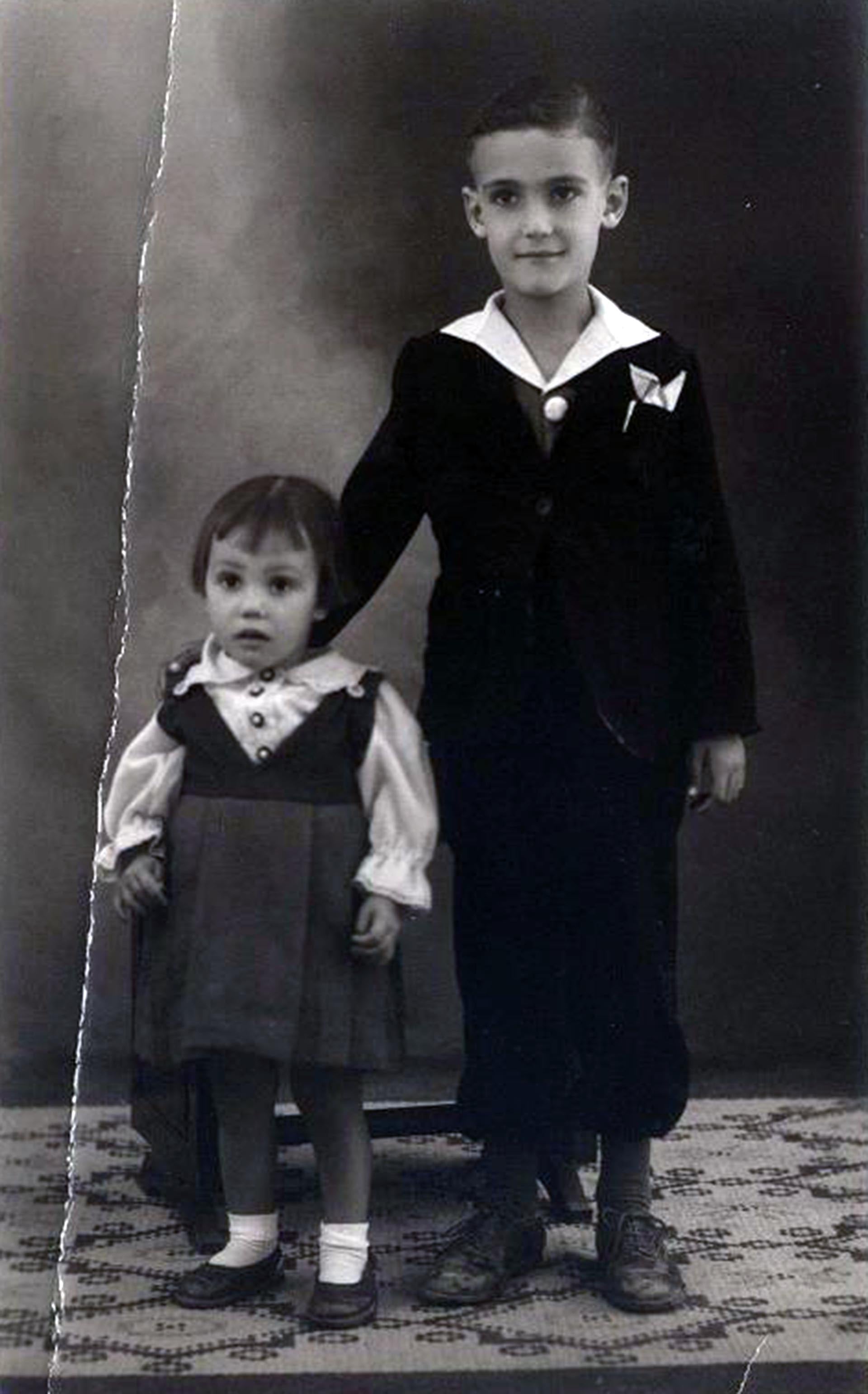 Adelina y su hermano antes de comenzar la odisea hasta Argentina.