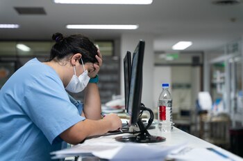 Una médica en una sala