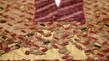 El legado de los mantos Paracas: técnicas, materiales y simbolismos que consolidaron su reputación como tesoros textiles