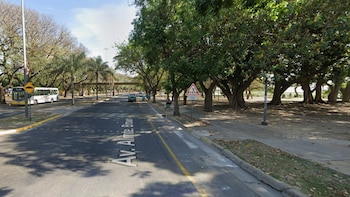 Grabaron a un nene manejando una moto mientras realizaba maniobras peligrosas por la Costanera en Santa Fe