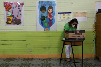 Una mujer se prepara para