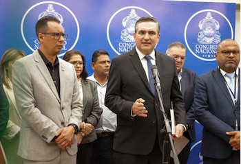 La Comisión de Minería e Hidrocarburos, presidida por el diputado Erick Alvarado, impulsa medidas para mitigar el impacto del alza de los carburantes en la economía hondureña. (Foto: Congreso Nacional)