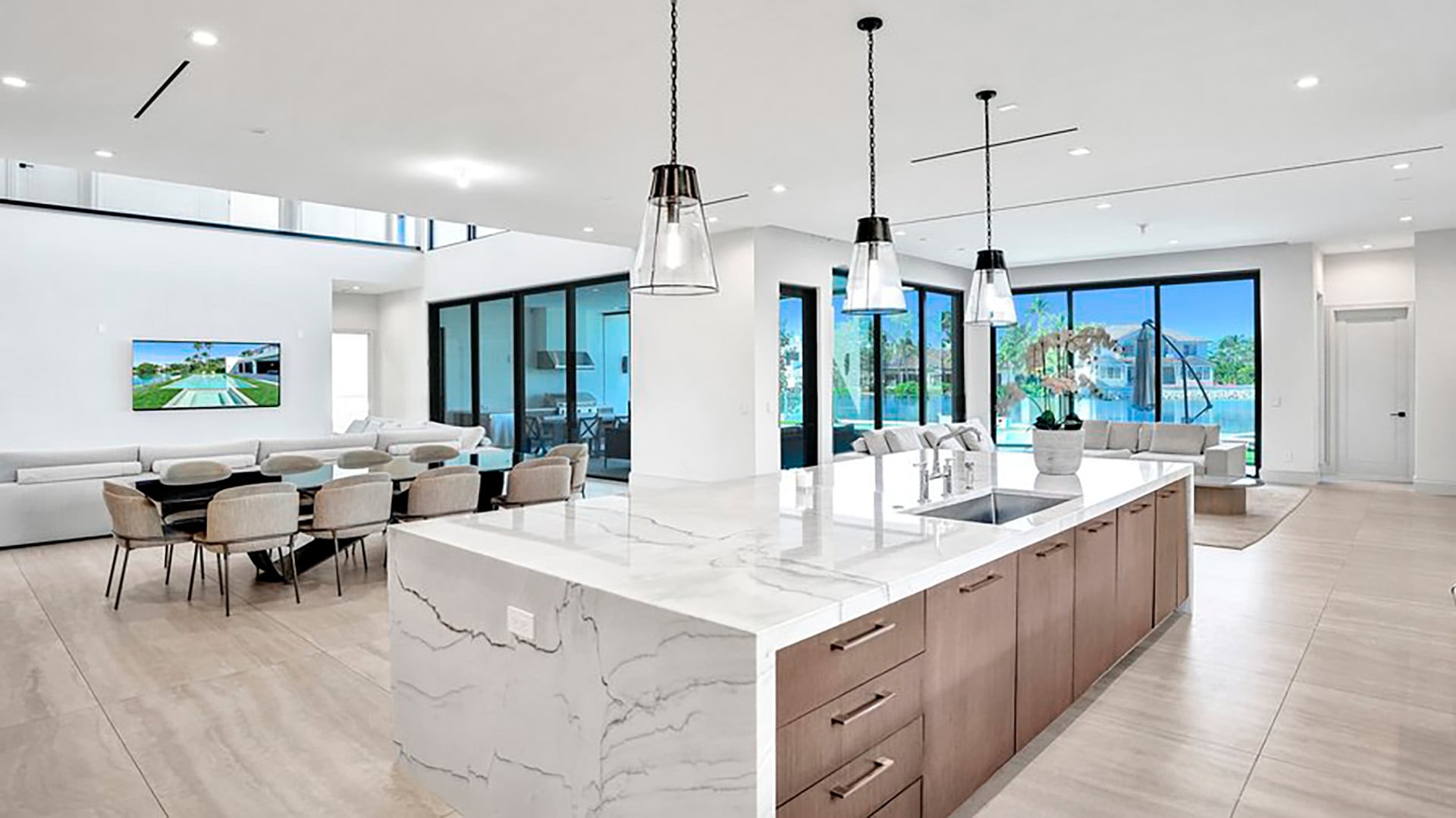 La mansión se asienta sobre un terreno de 14775 pies cuadrados (aproximadamente 1372 metros cuadrados) y cuenta con siete dormitorios, seis baños completos, una cocina, un balcón y una piscina. (Crédito: South Florida Business Journal)