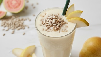 Licuado de guayaba, pera y